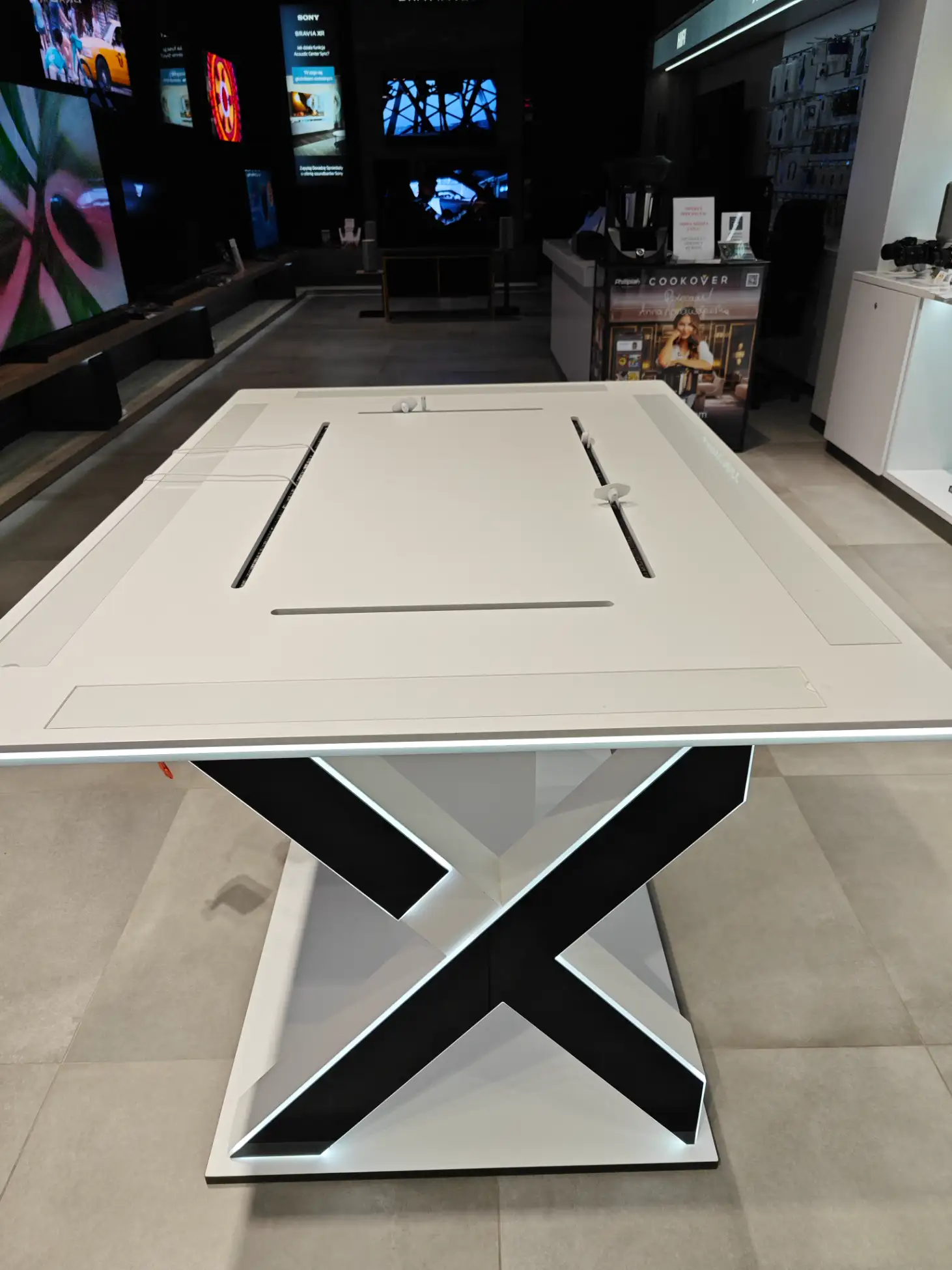 Stół ekspozycyjny z płyty Corian do elektroniki
