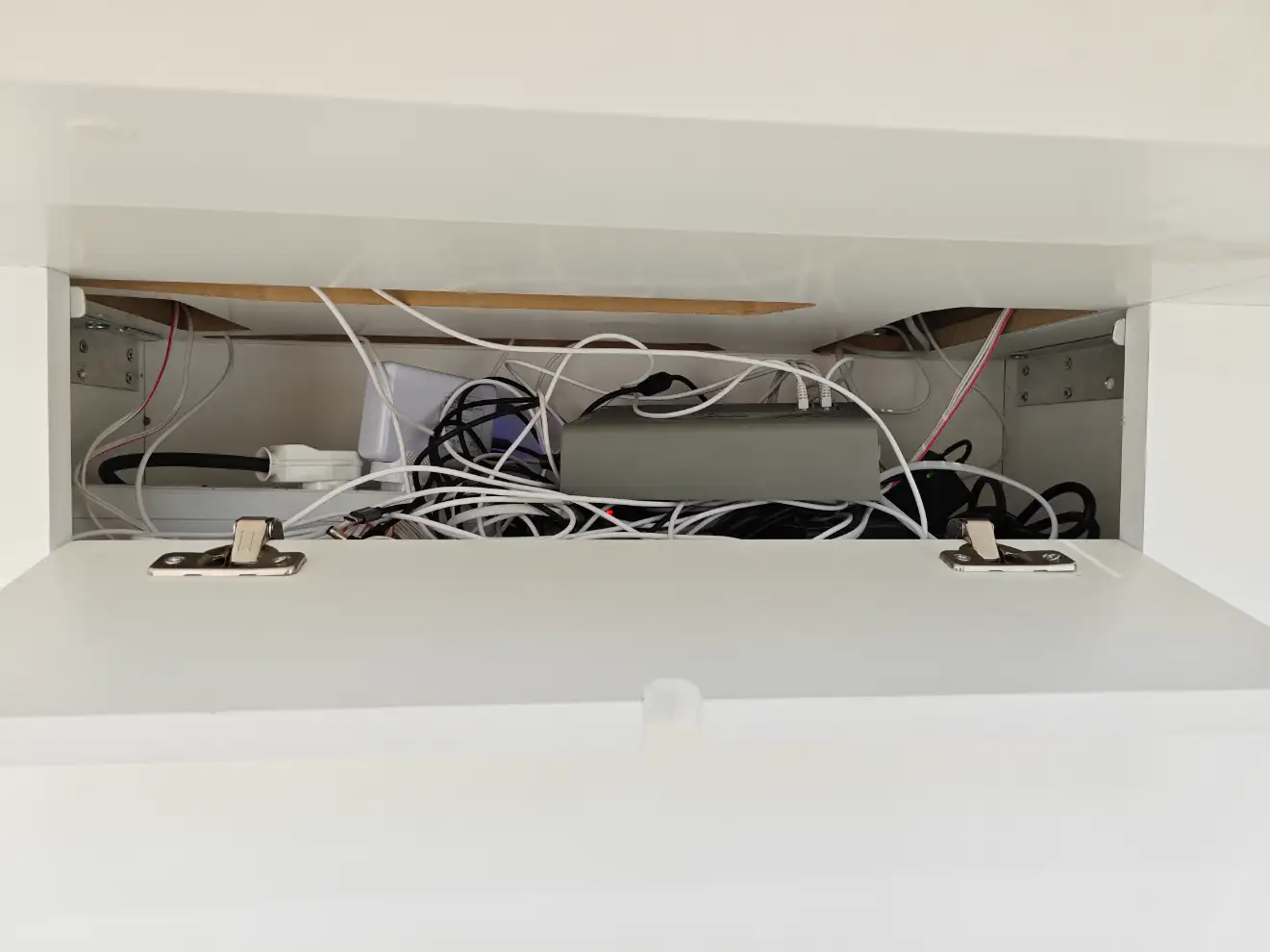 Stół ekspozycyjny z płyty Corian do elektroniki