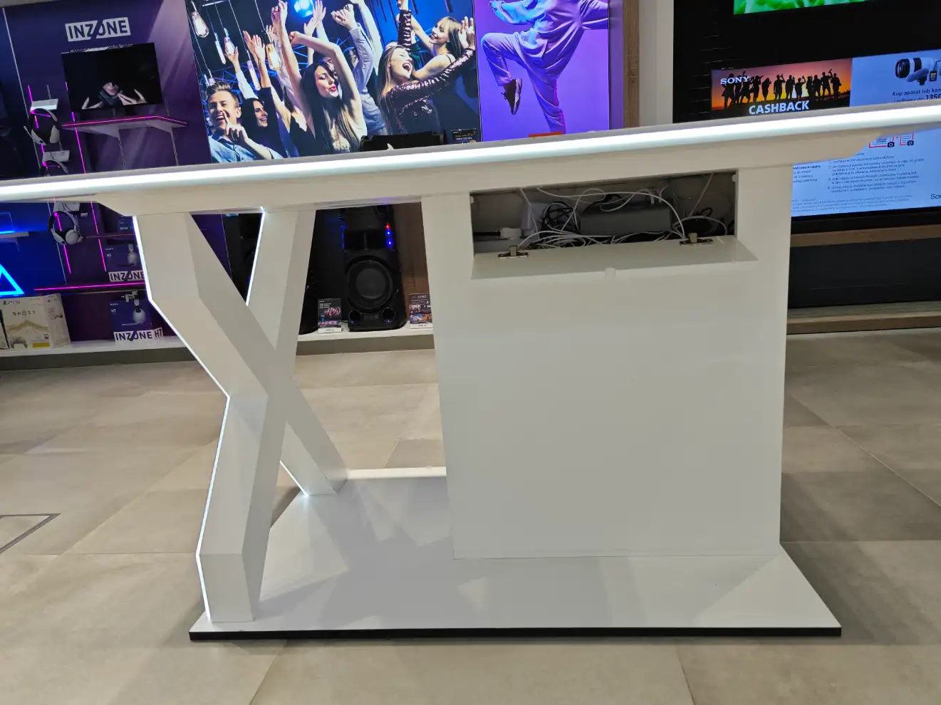 Stół ekspozycyjny z płyty Corian do elektroniki