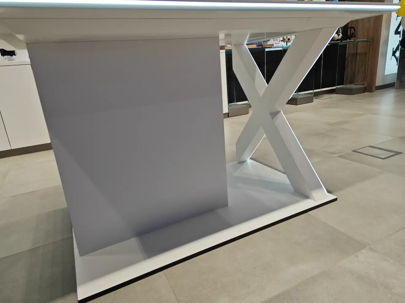 Stół ekspozycyjny z płyty Corian do elektroniki