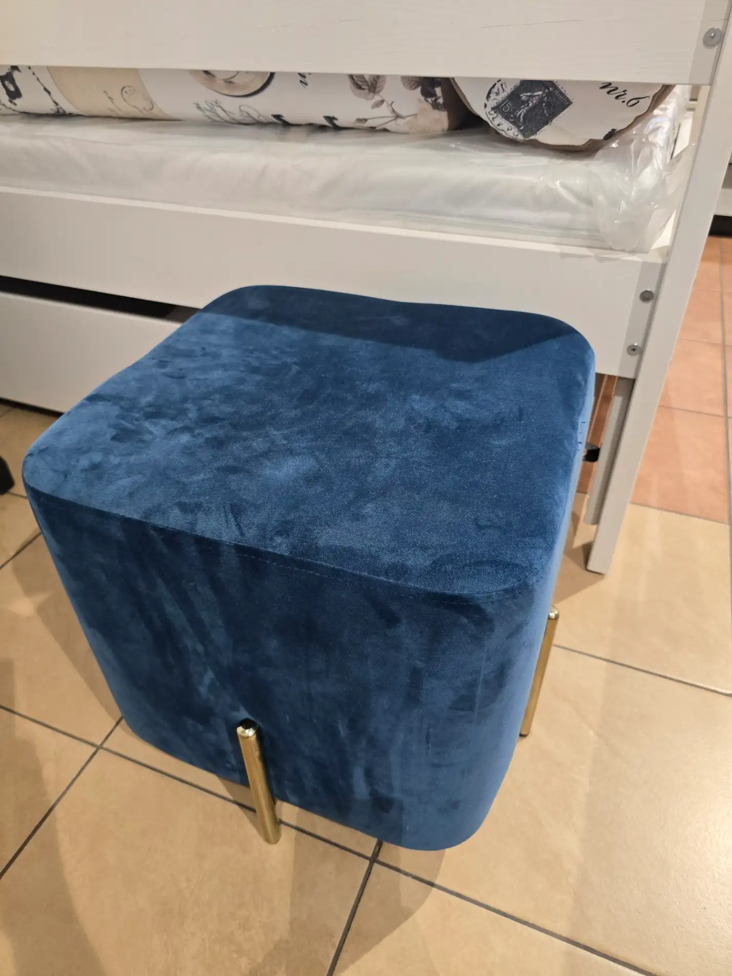 Halmar Pufa CORNO granatowy złote nóżki kwadratowa Halmar Pufa CORNO granatowy złote nóżki kwadratowa