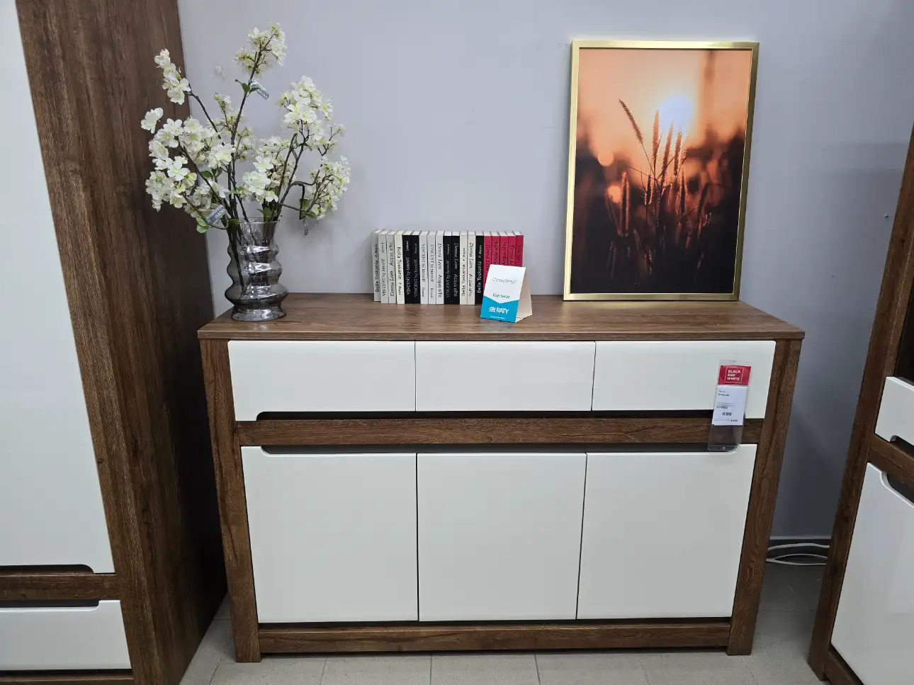 Black Red White Komoda RUSO 149 cm z 3 drzwiami i 3 szufladami dąb april / perłowy połysk