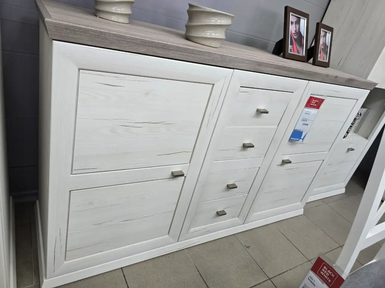 Black Red White Komoda CAMRON 150 cm z 2 drzwiami i 4 szufladami sosna aurelio