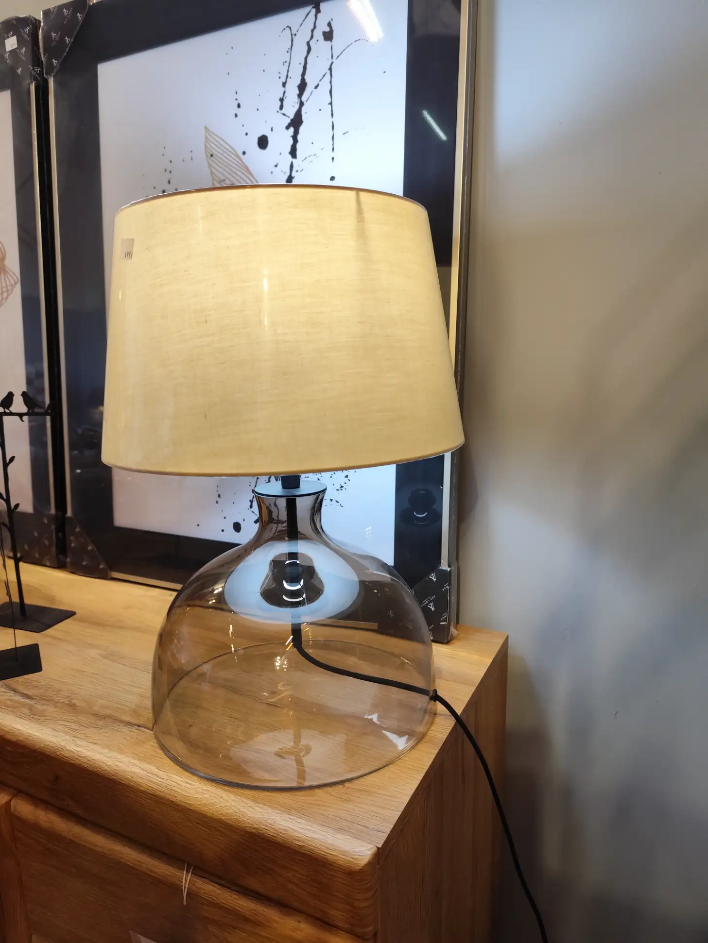 Szklana lampa stołowa HAGA beżowa z białym abażurem Szklana lampa stołowa HAGA beżowa z białym abażurem