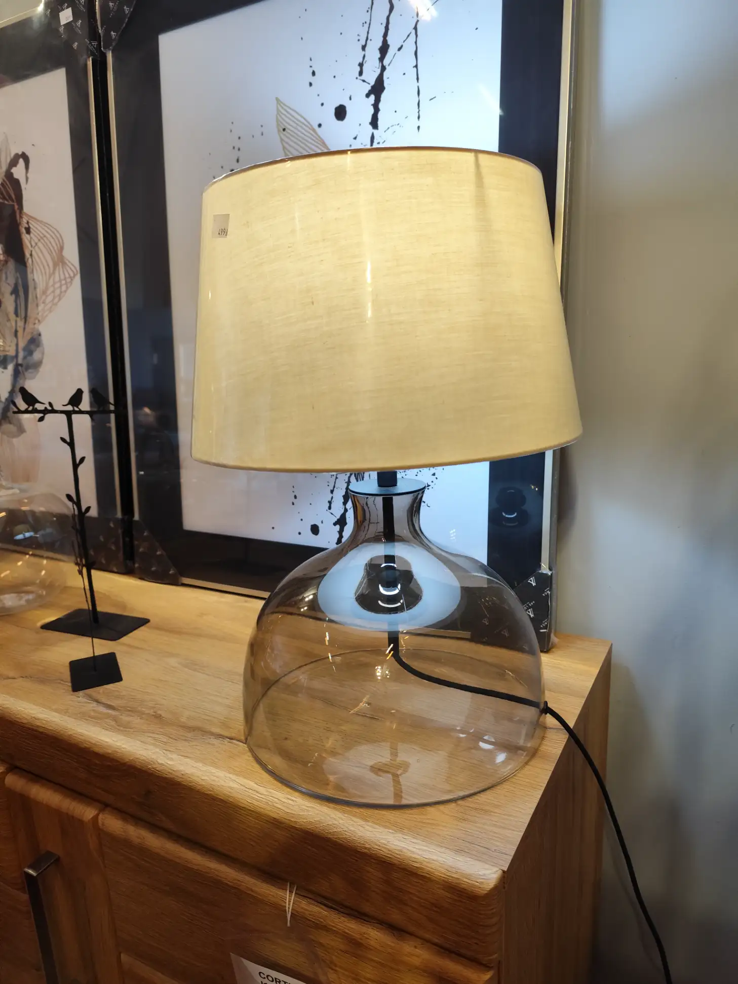 Szklana lampa stołowa HAGA beżowa z białym abażurem Szklana lampa stołowa HAGA beżowa z białym abażurem