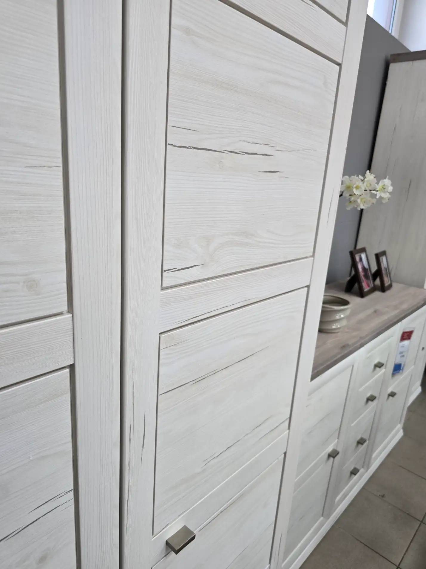 Black Red White Szafa CAMRON 104 cm sosna aurelio dwudrzwiowa