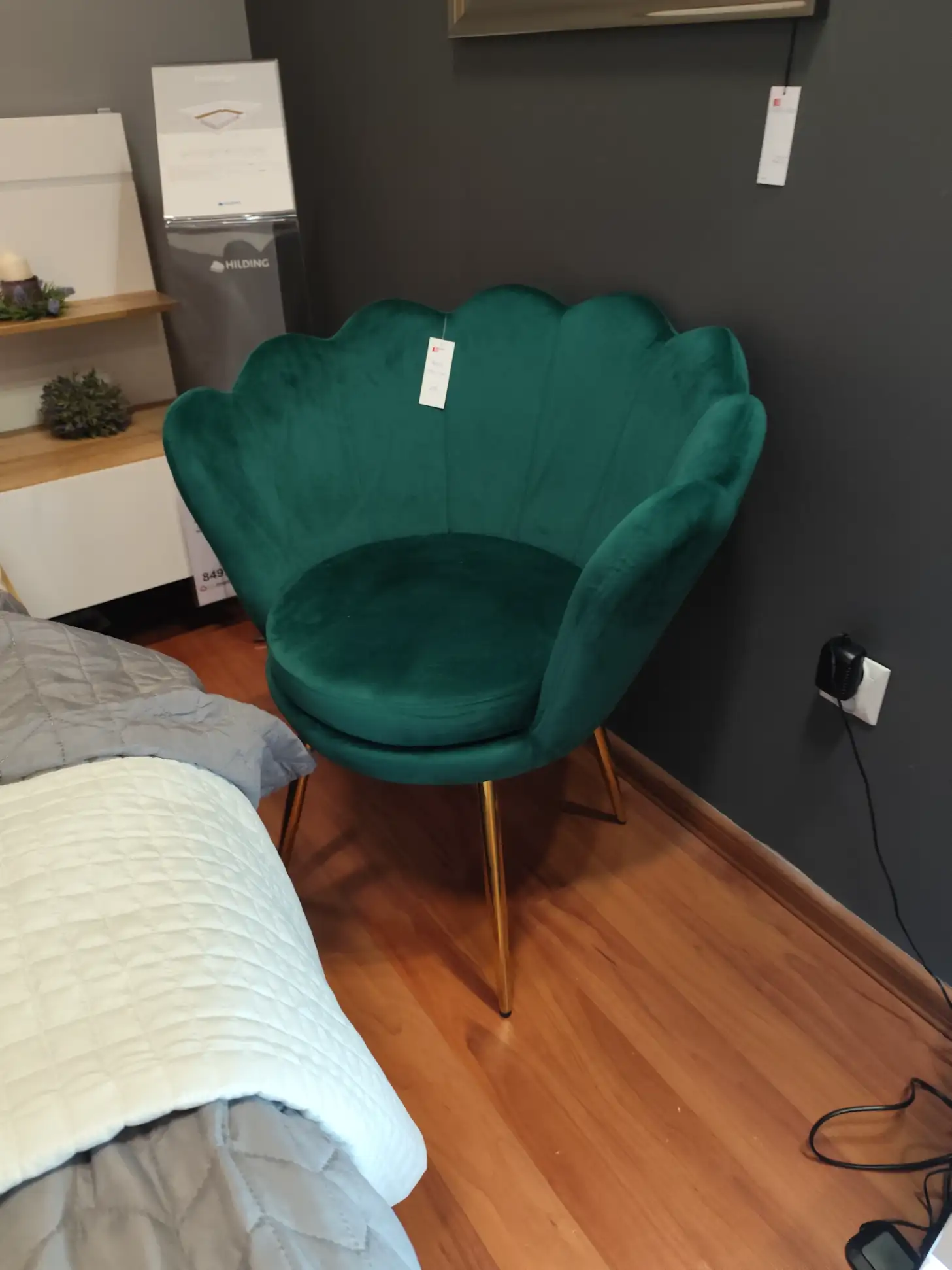 Fotel TULIPAN muszelka butelkowa zieleń FR1-FX złote nogi tapicerowany velvet  Fotel TULIPAN muszelka butelkowa zieleń FR1-FX złote nogi tapicerowany velvet