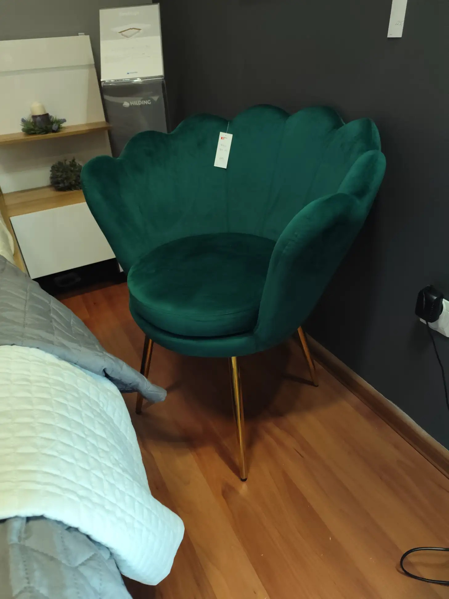 Fotel TULIPAN muszelka butelkowa zieleń FR1-FX złote nogi tapicerowany velvet  Fotel TULIPAN muszelka butelkowa zieleń FR1-FX złote nogi tapicerowany velvet