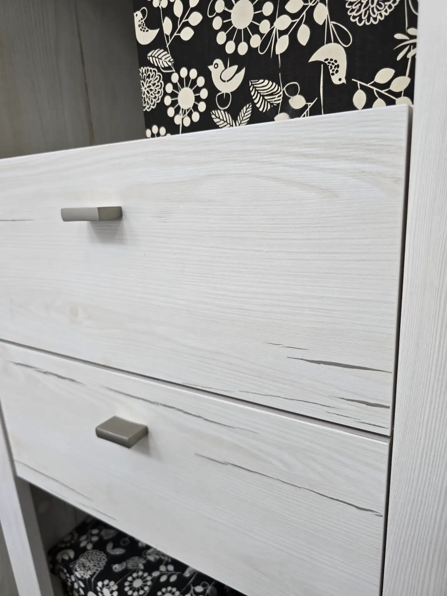 Black Red White Regał CAMRON witryna na ksiązki 60 cm z 3 szufladami sosna aurelio