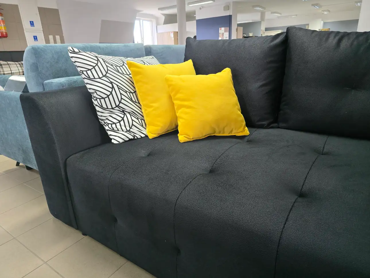 Black Red White Sofa ROYAL IV kanapa z funkcją spania trzyosobowa czarna welurowa