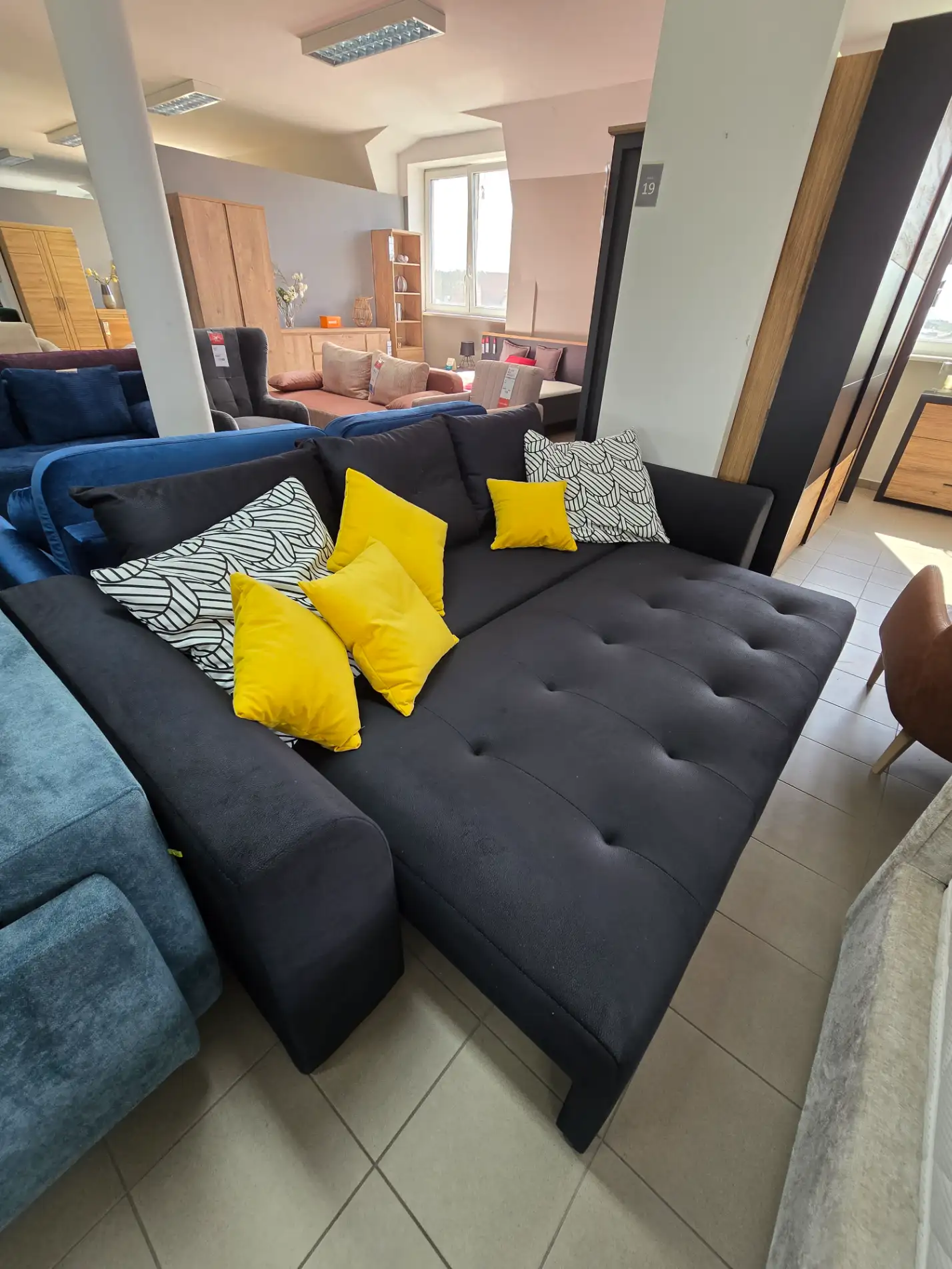 Black Red White Sofa ROYAL IV kanapa z funkcją spania trzyosobowa czarna welurowa