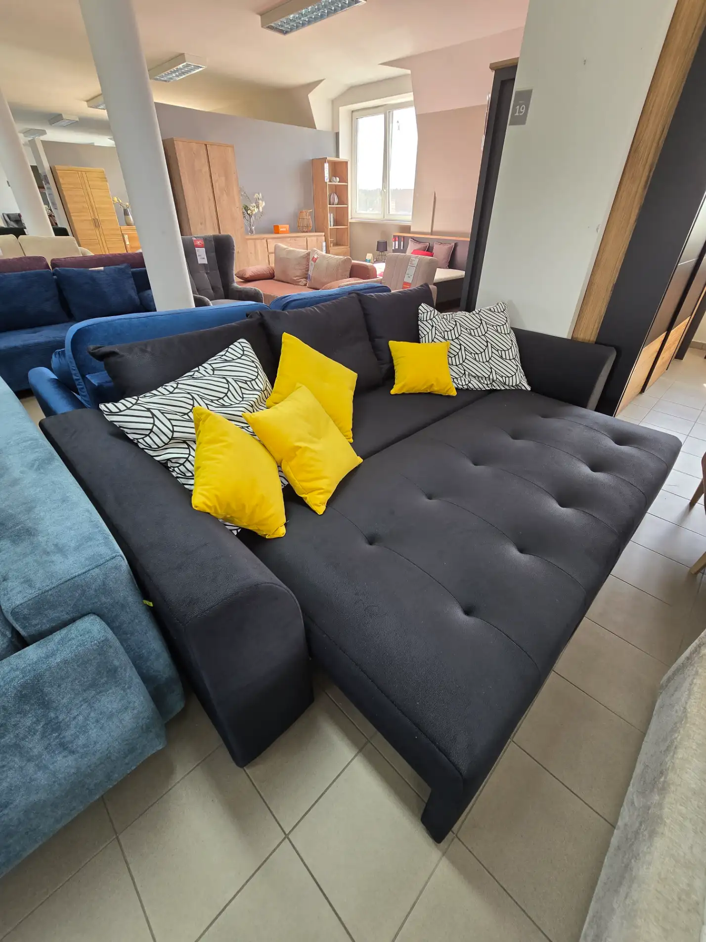 Black Red White Sofa ROYAL IV kanapa z funkcją spania trzyosobowa czarna welurowa