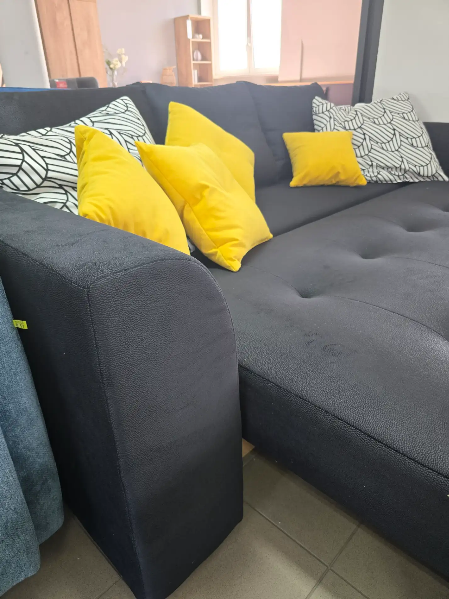 Black Red White Sofa ROYAL IV kanapa z funkcją spania trzyosobowa czarna welurowa