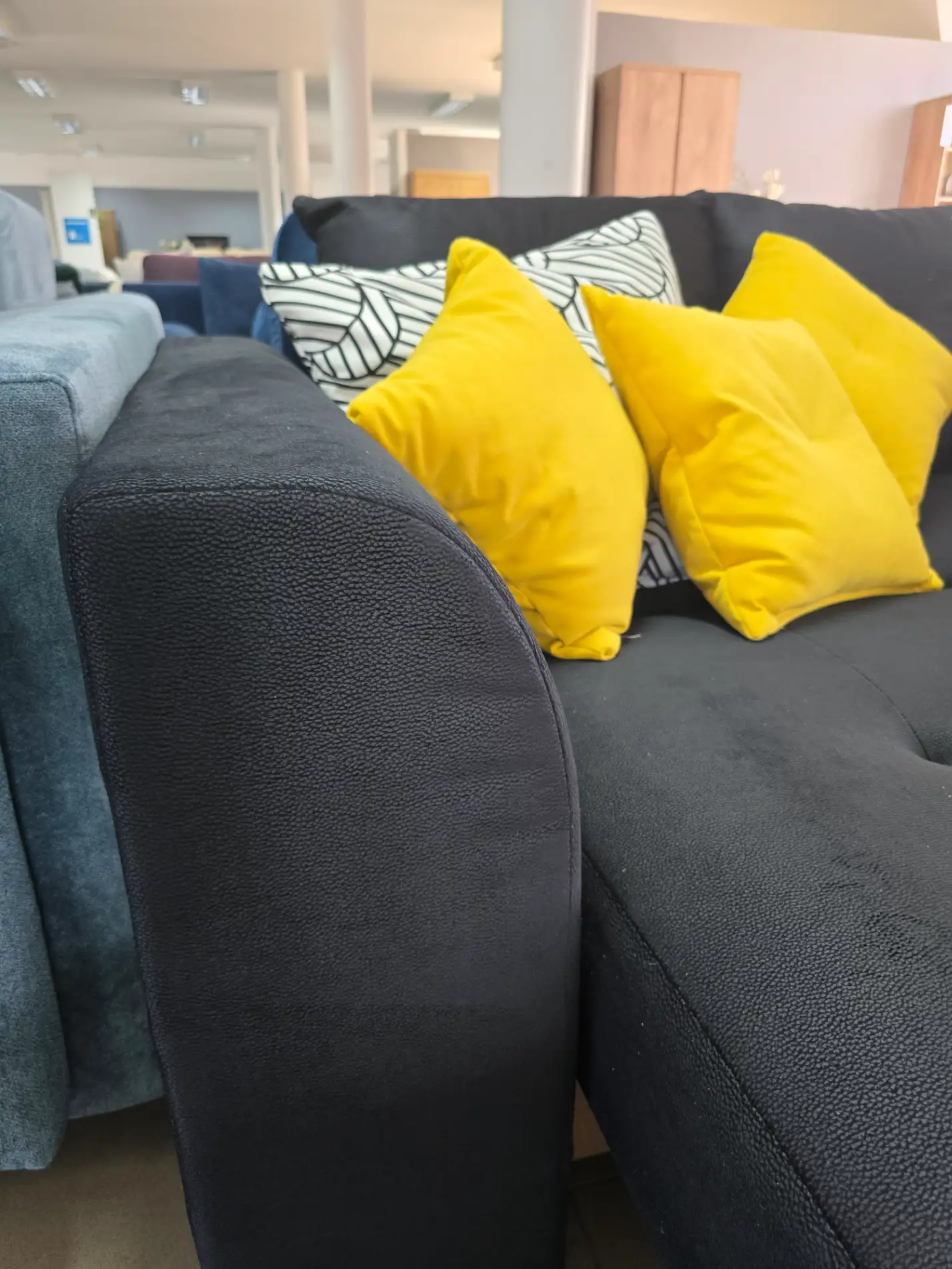 Black Red White Sofa ROYAL IV kanapa z funkcją spania trzyosobowa czarna welurowa