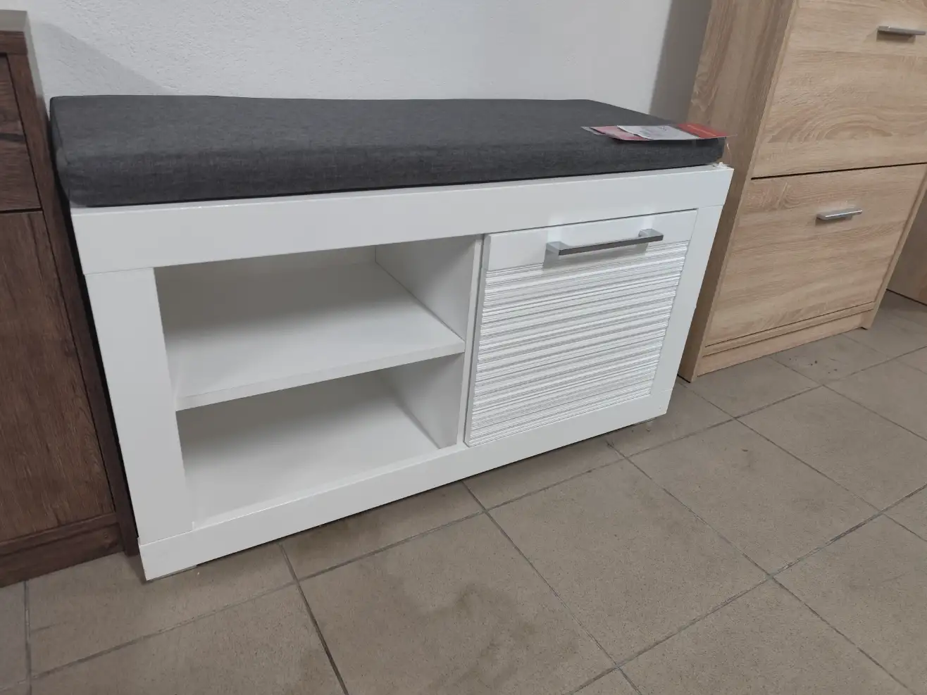 Black Red White Szafka na buty FLAMES 92 cm z siedziskiem biała Black Red White Szafka na buty FLAMES 92 cm z siedziskiem biała