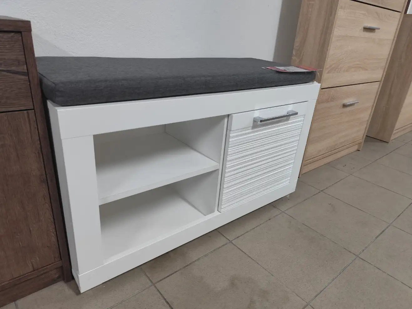 Black Red White Szafka na buty FLAMES 92 cm z siedziskiem biała Black Red White Szafka na buty FLAMES 92 cm z siedziskiem biała