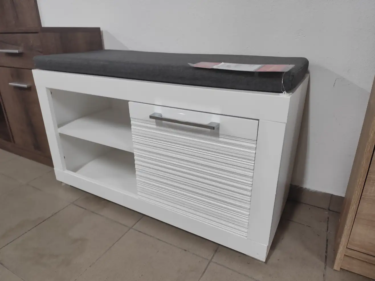 Black Red White Szafka na buty FLAMES 92 cm z siedziskiem biała Black Red White Szafka na buty FLAMES 92 cm z siedziskiem biała