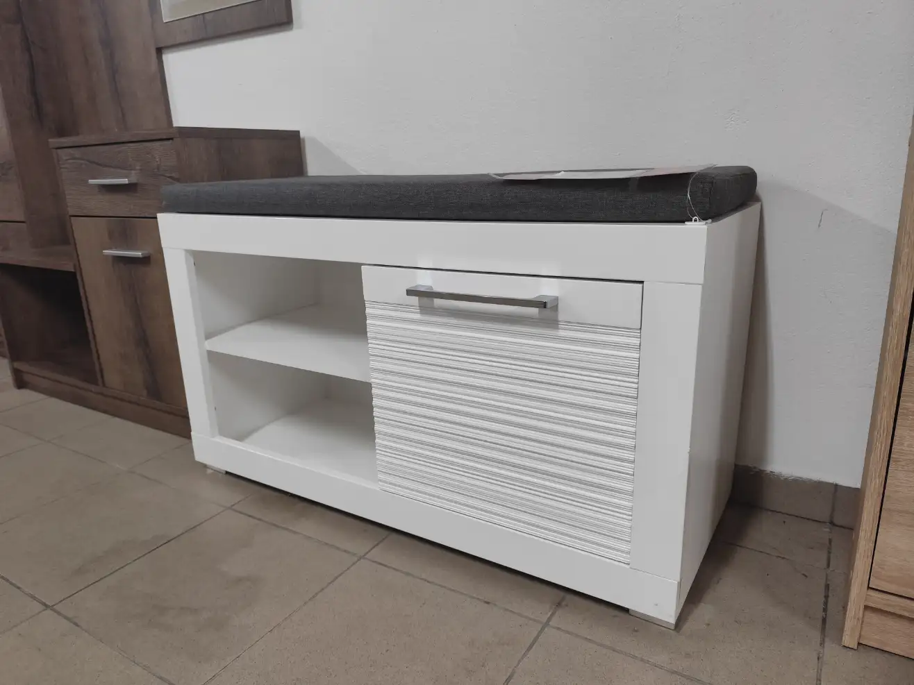 Black Red White Szafka na buty FLAMES 92 cm z siedziskiem biała Black Red White Szafka na buty FLAMES 92 cm z siedziskiem biała