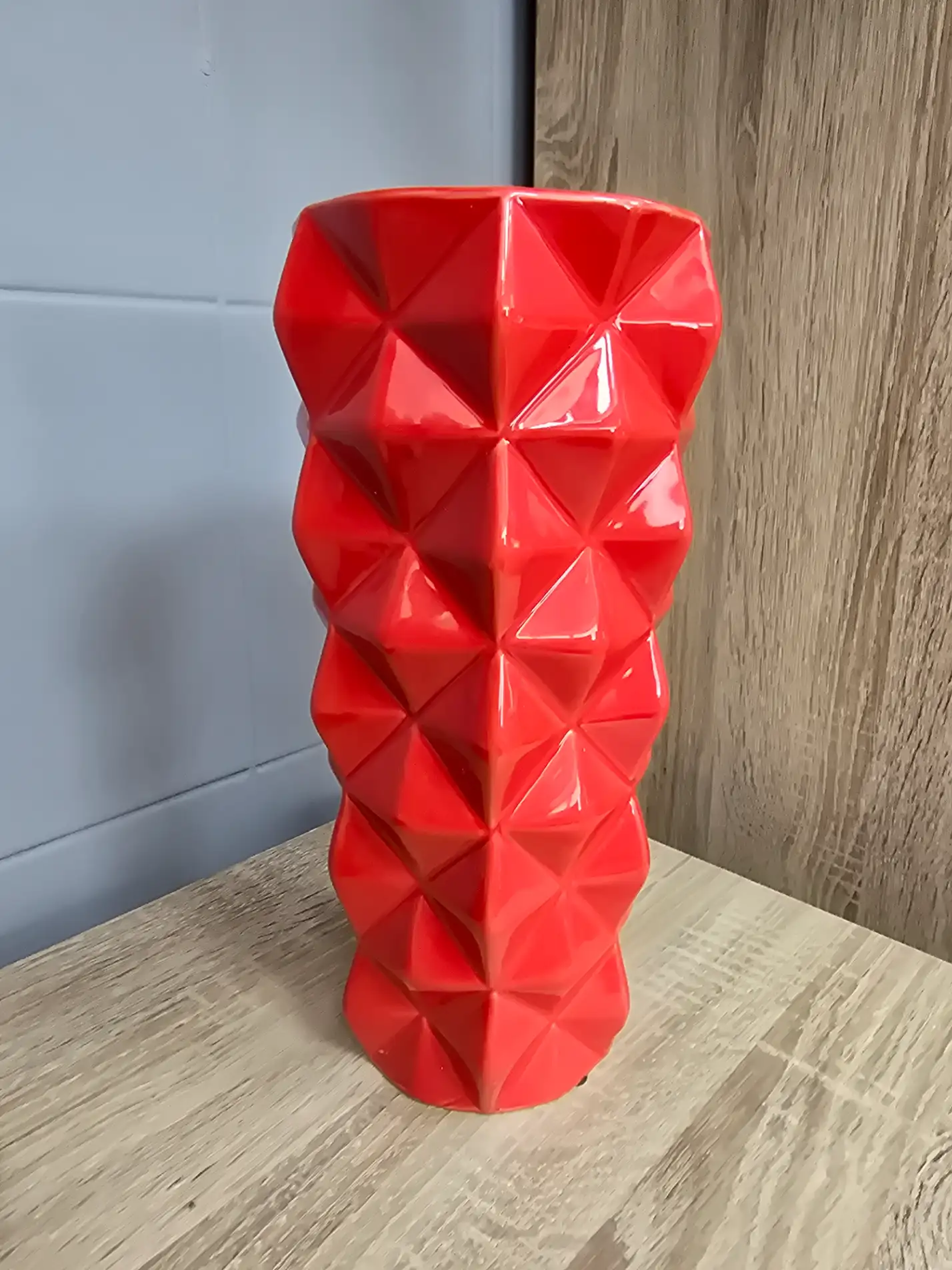 Wazon geometryczny nowoczesny czerwony piękny