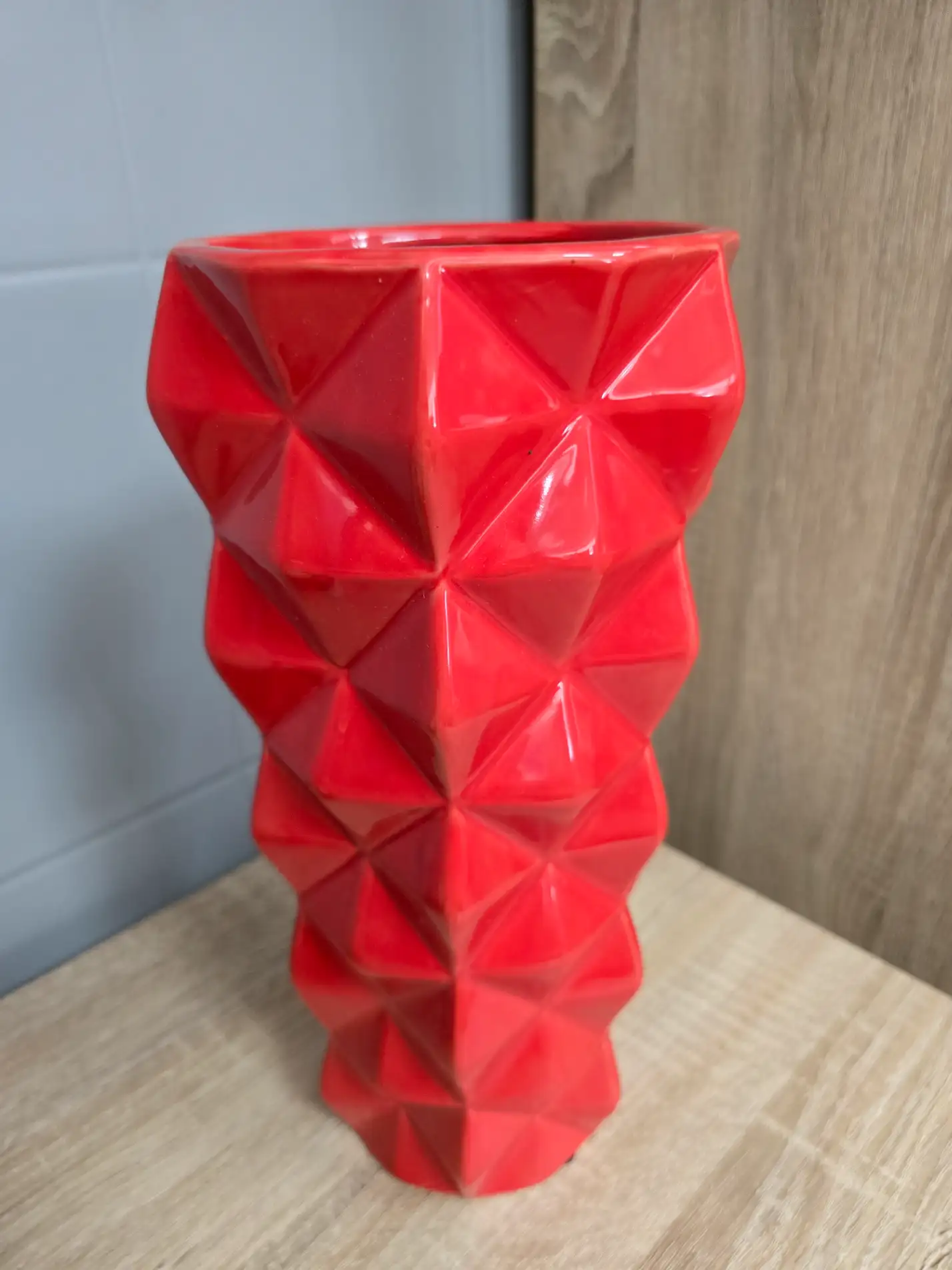 Wazon geometryczny nowoczesny czerwony piękny