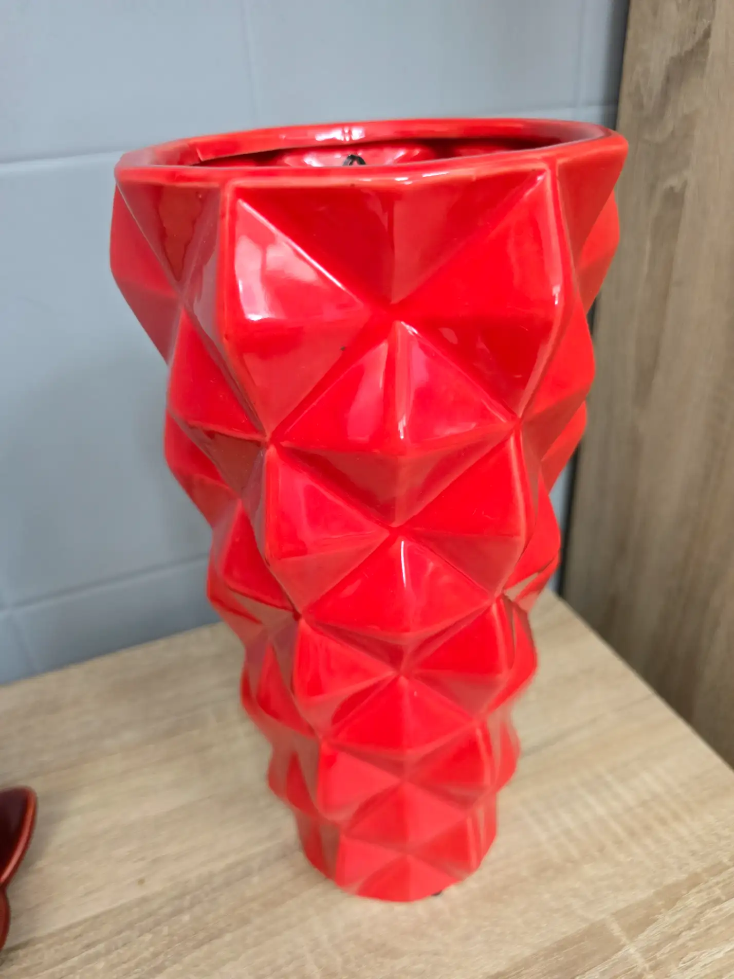 Wazon geometryczny nowoczesny czerwony piękny