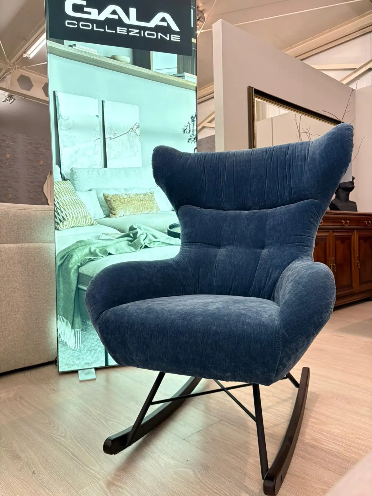 Gala Collezione Fotel bujany FLO III na drewnianych płozach na biegunach granatowy