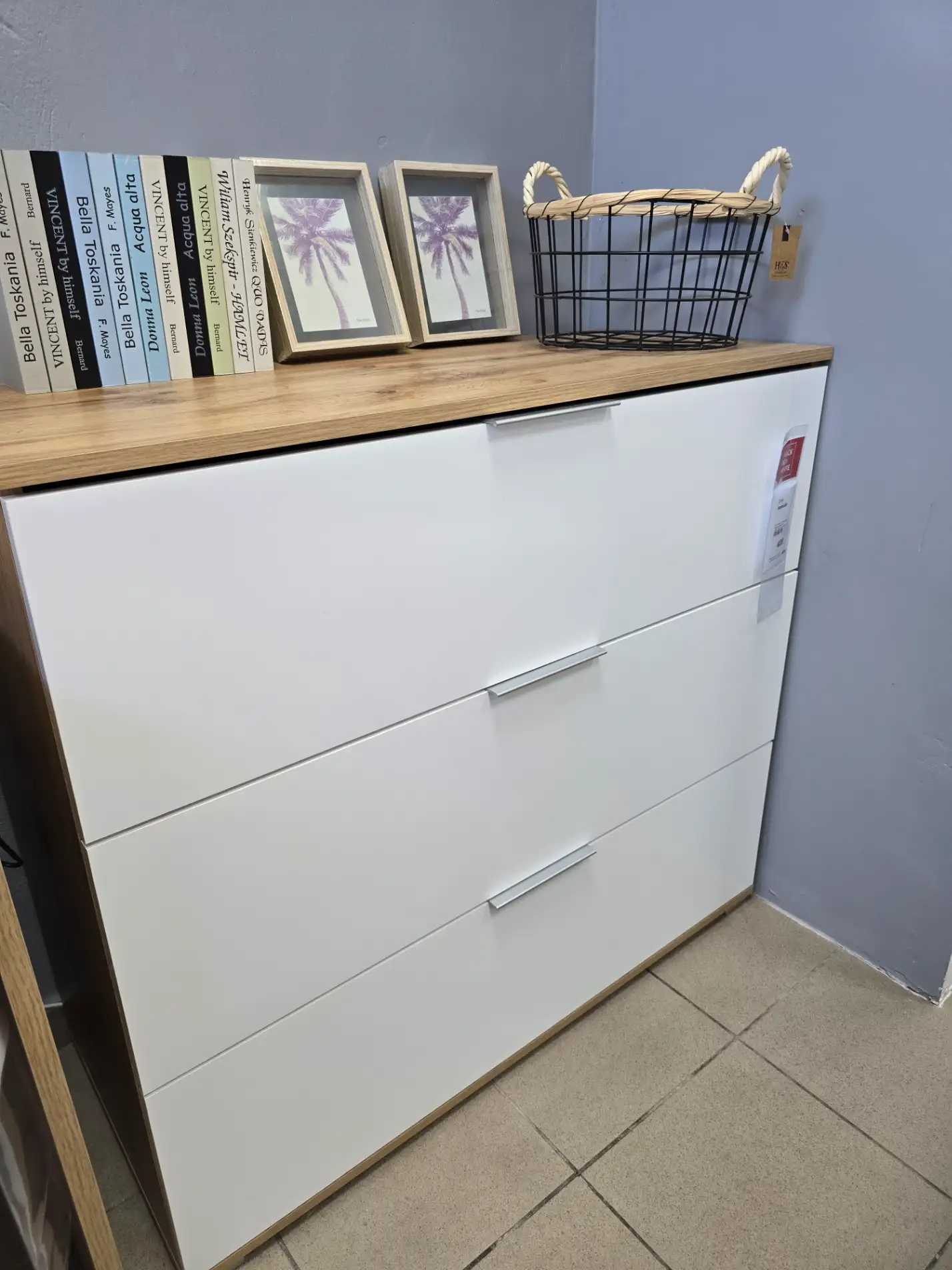Black Red White Komoda ZELE 95 cm z 3 szufladami dąb wotan / biały połysk