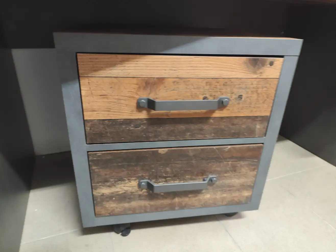 Black Red White Kontenerek WESTON 46 cm z 2 szufladami sosna old style Black Red White Kontenerek WESTON 46 cm z 2 szufladami sosna old style