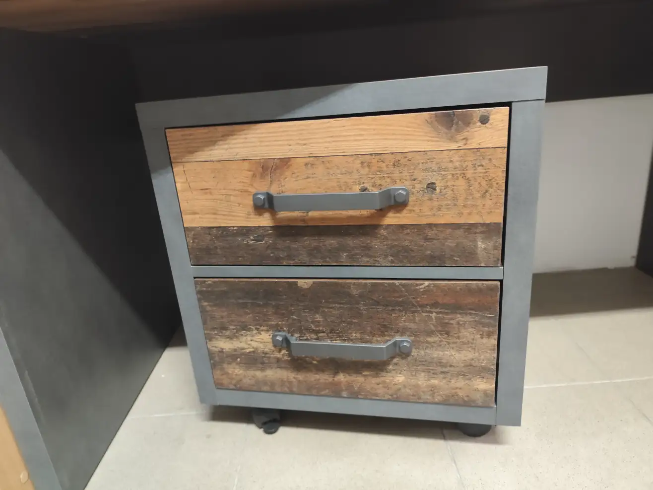 Black Red White Kontenerek WESTON 46 cm z 2 szufladami sosna old style