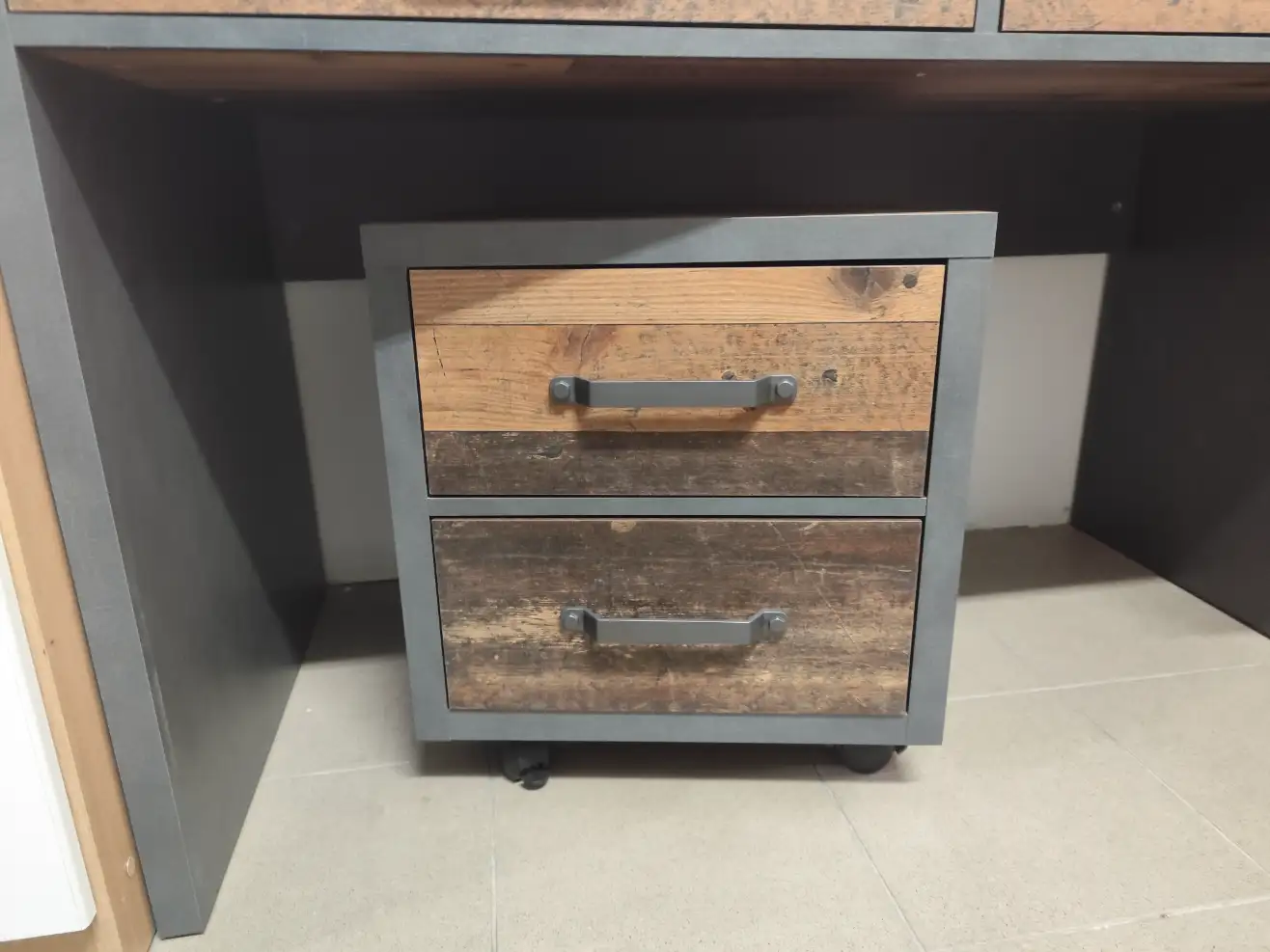 Black Red White Kontenerek WESTON 46 cm z 2 szufladami sosna old style Black Red White Kontenerek WESTON 46 cm z 2 szufladami sosna old style