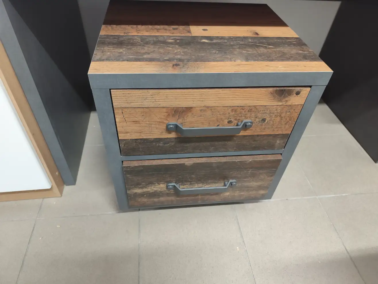 Black Red White Kontenerek WESTON 46 cm z 2 szufladami sosna old style Black Red White Kontenerek WESTON 46 cm z 2 szufladami sosna old style