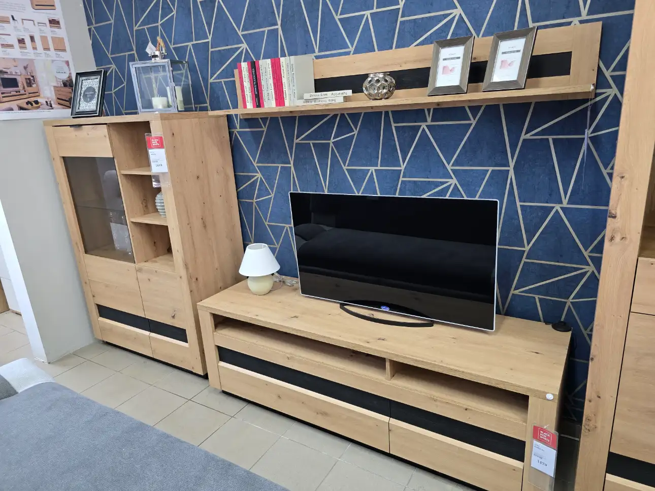 Black Red White Szafka RTV OSTIA 161 cm z 2 szufladami i półką dąb artisan