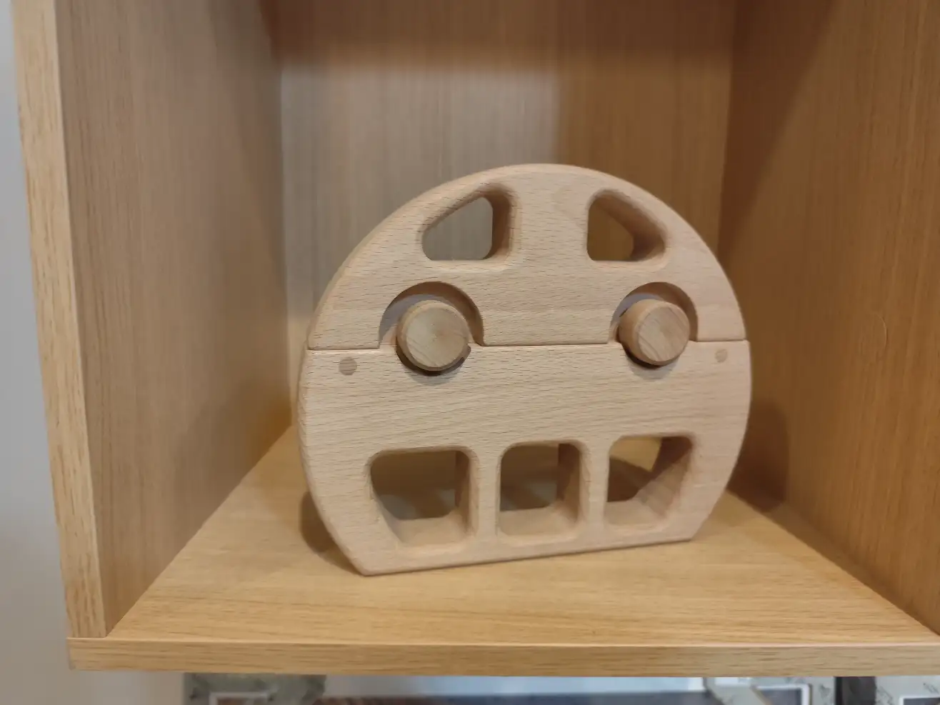 Drewniane autka KOLO dwa elementy tworzą całość lite drewno figurka Drewniane autka KOLO dwa elementy tworzą całość lite drewno figurka