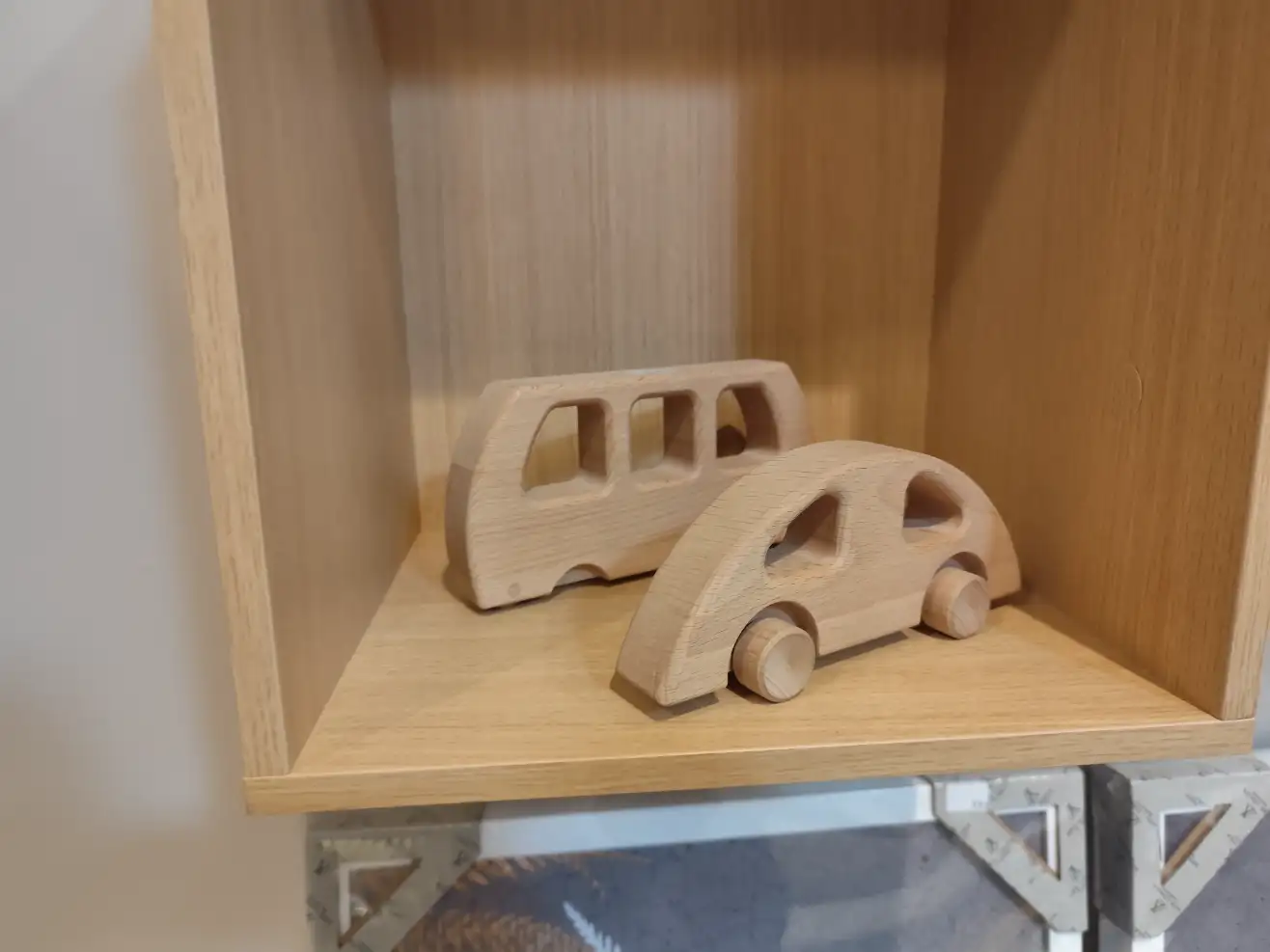 Drewniane autka KOLO dwa elementy tworzą całość lite drewno figurka