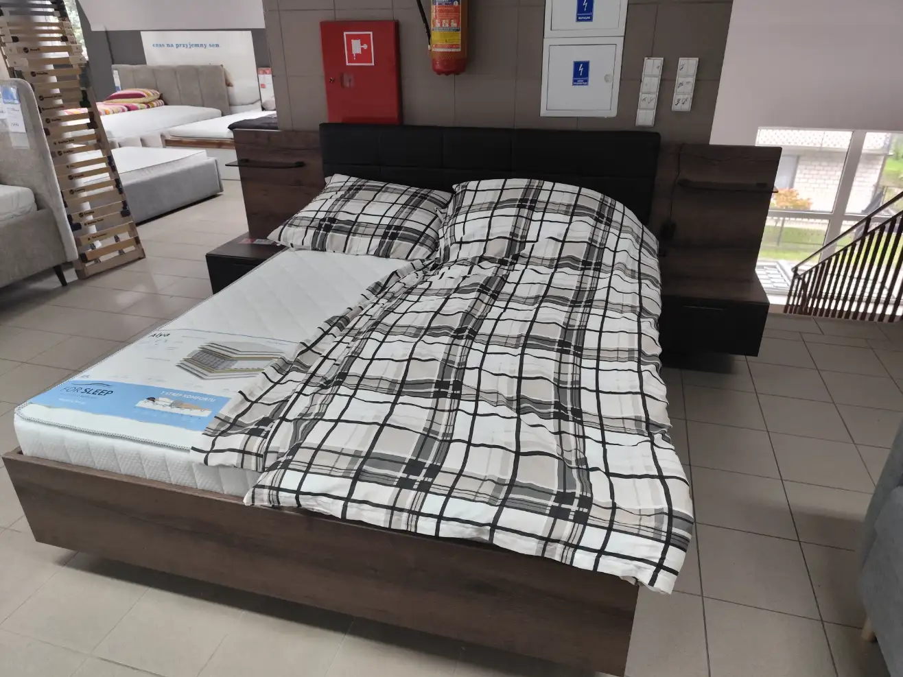 Black Red White Łóżko KASSEL z 2 szafkami nocnymi + wejście USB 160 x 200 cm