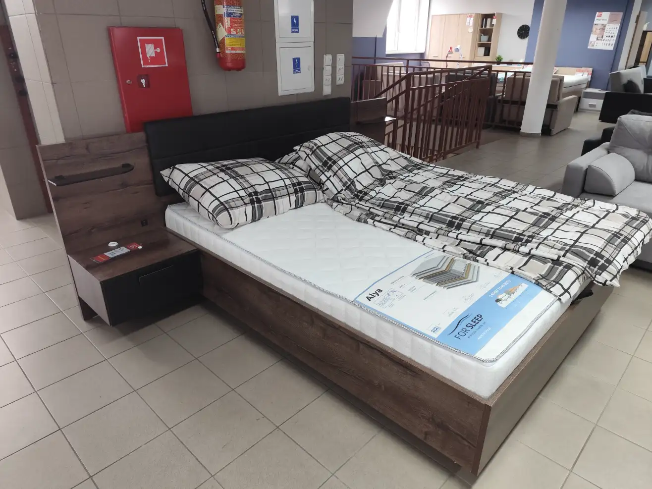 Black Red White Łóżko KASSEL z 2 szafkami nocnymi + wejście USB 160 x 200 cm