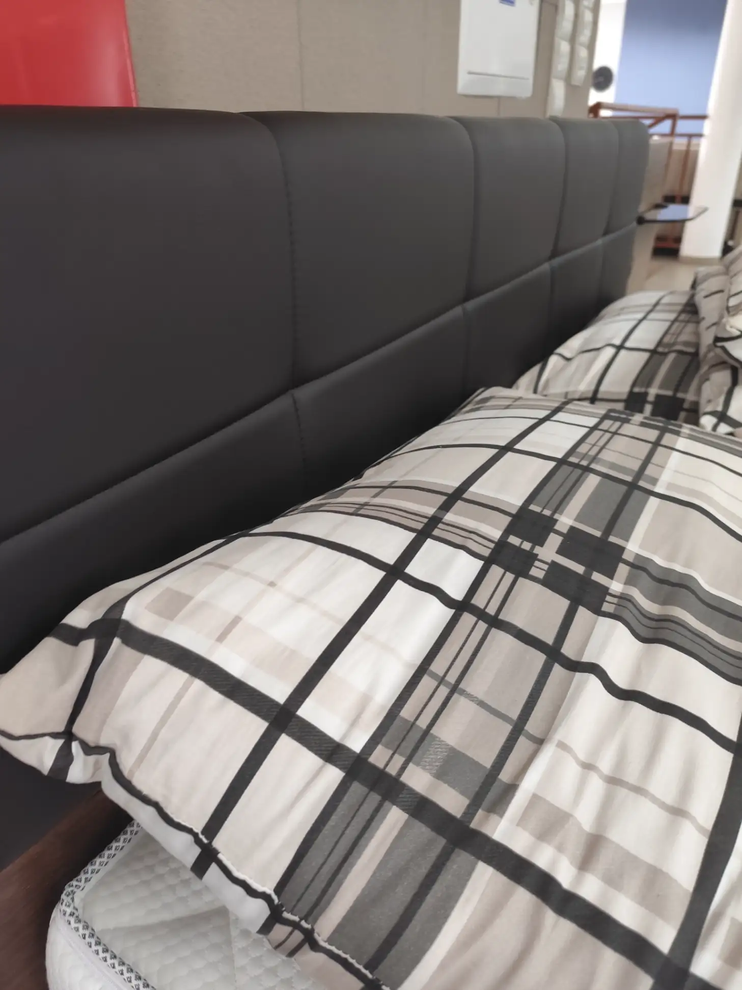 Black Red White Łóżko KASSEL z 2 szafkami nocnymi + wejście USB 160 x 200 cm