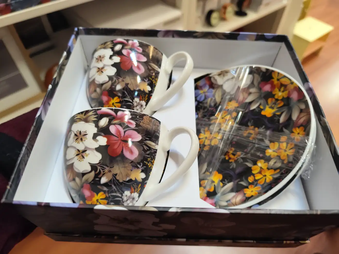 Zestaw 2 filiżanki ze spodkami komplet KILBURN kwiaty Zestaw 2 filiżanki ze spodkami komplet KILBURN kwiaty