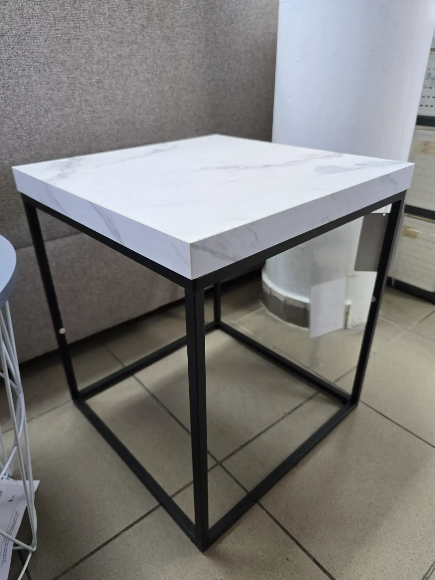 Black Red White Stolik kawowy TAMURA 40 cm biały marmur