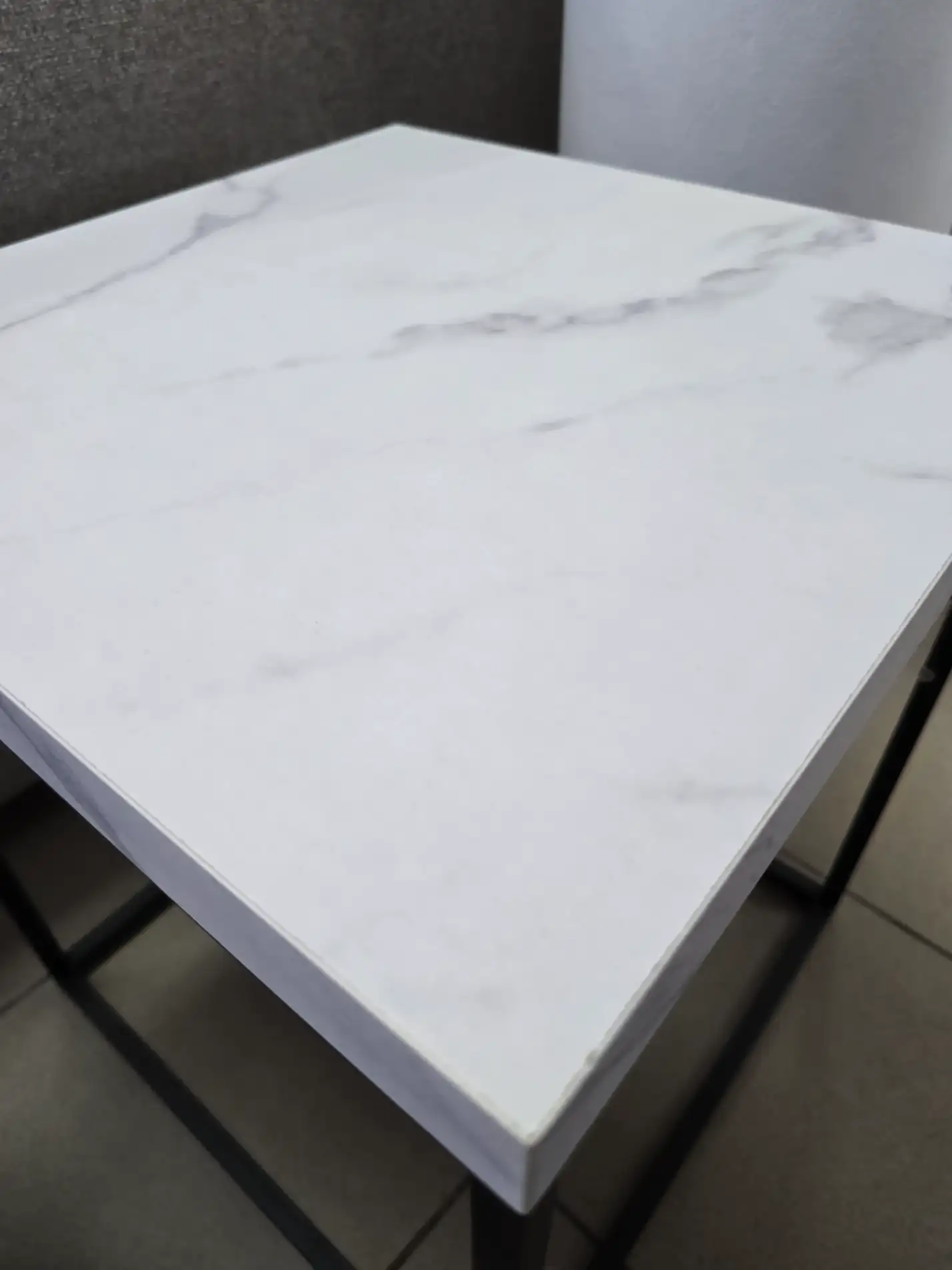 Black Red White Stolik kawowy TAMURA 40 cm biały marmur