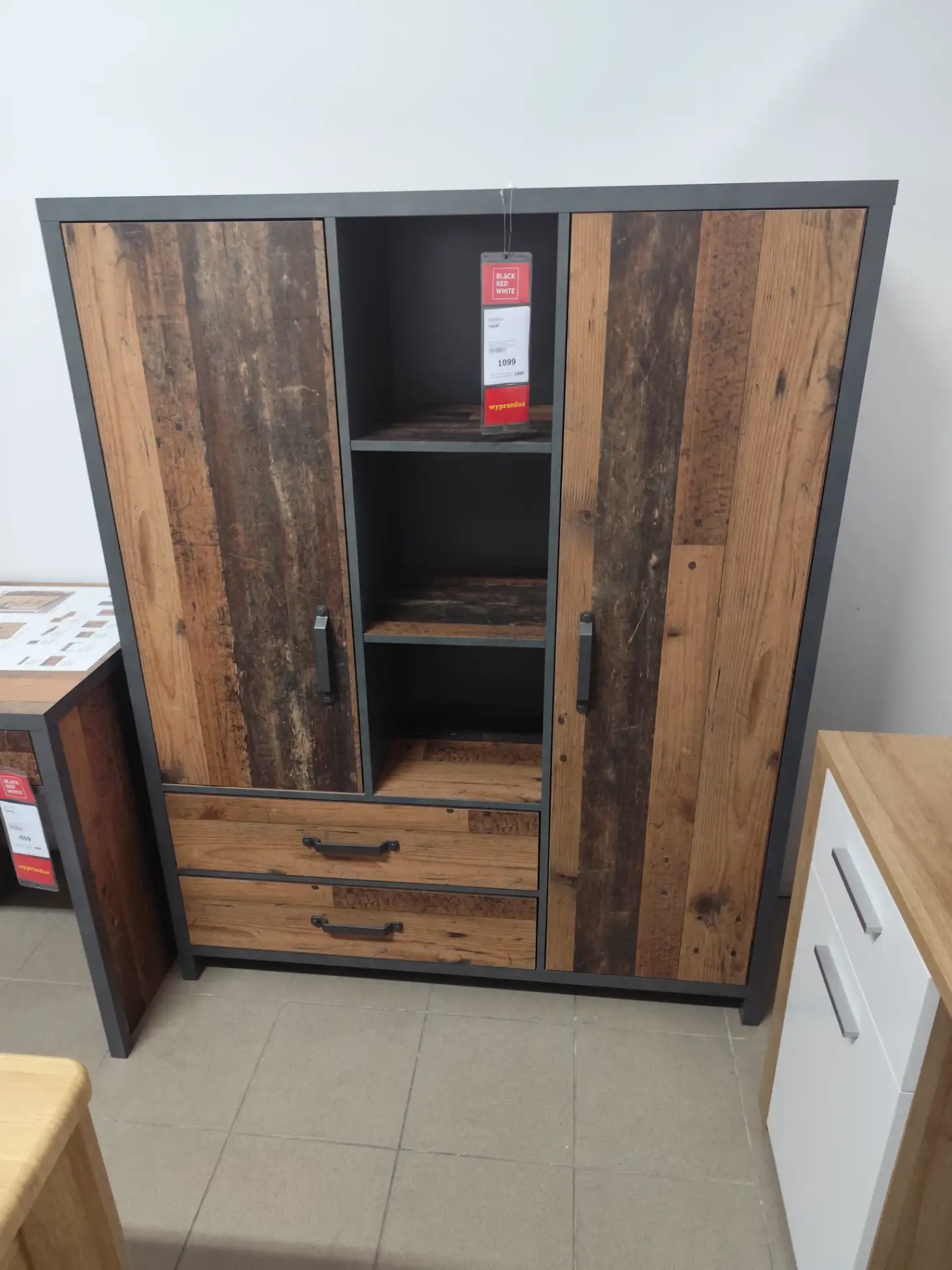 Black Red White Regał WESTON 120 cm z 2 drzwiami 2 szufladami i 3 półkami sosna old style Black Red White Regał WESTON 120 cm z 2 drzwiami 2 szufladami i 3 półkami sosna old style