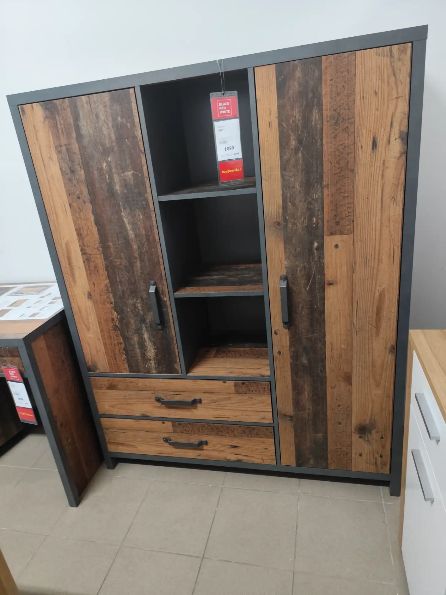 Black Red White Regał WESTON 120 cm z 2 drzwiami 2 szufladami i 3 półkami sosna old style Black Red White Regał WESTON 120 cm z 2 drzwiami 2 szufladami i 3 półkami sosna old style