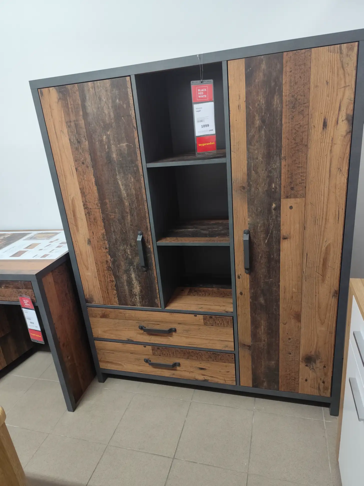 Black Red White Regał WESTON 120 cm z 2 drzwiami 2 szufladami i 3 półkami sosna old style Black Red White Regał WESTON 120 cm z 2 drzwiami 2 szufladami i 3 półkami sosna old style