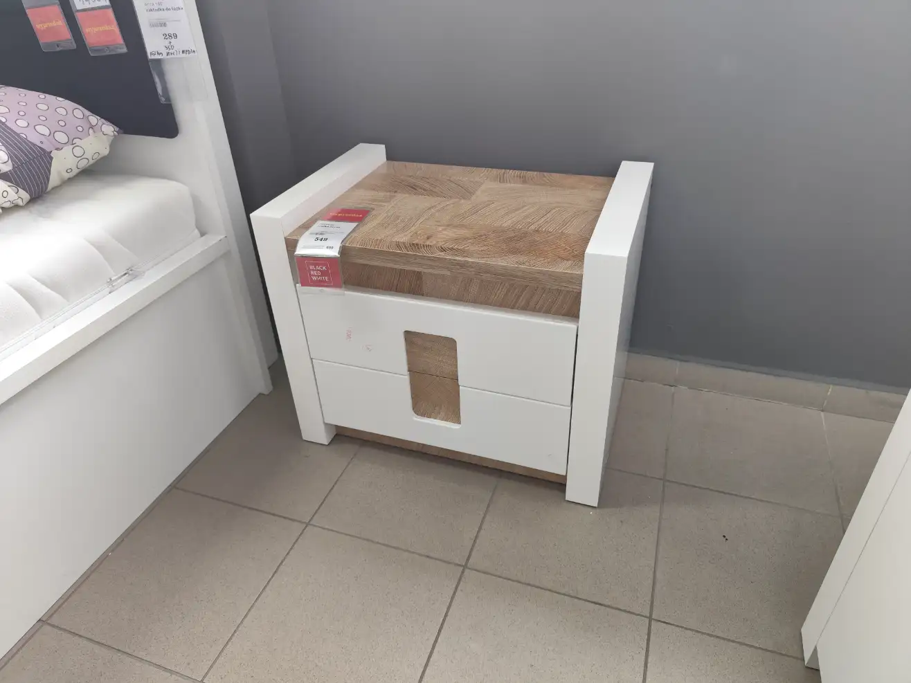 Black Red White Szafka nocna ALAMEDA 62 cm z szufladami biały połysk / dąb westminster Black Red White Szafka nocna ALAMEDA 62 cm z szufladami biały połysk / dąb westminster