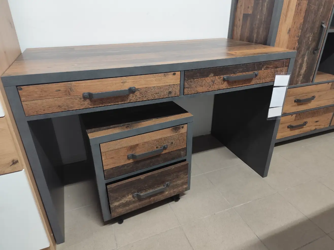 Black Red White Biurko WESTON 120 cm z 2 szufladami sosna old style Black Red White Biurko WESTON 120 cm z 2 szufladami sosna old style