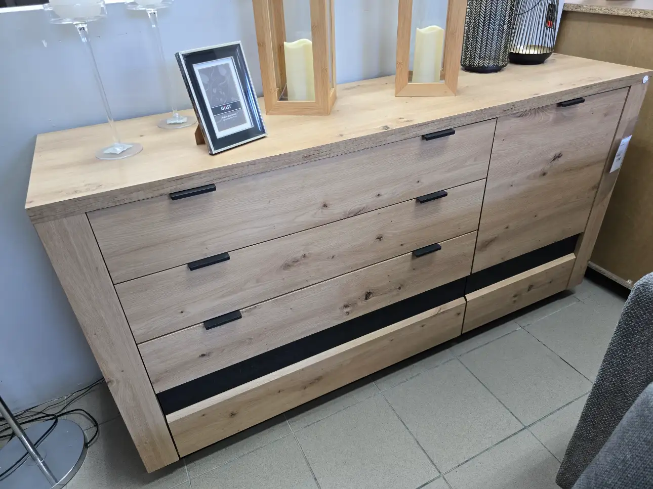 Black Red White Komoda OSTIA 161 cm z drzwiami i 4 szufladami dąb artisan / dąb czarny