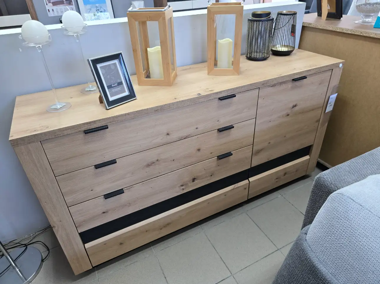 Black Red White Komoda OSTIA 161 cm z drzwiami i 4 szufladami dąb artisan / dąb czarny