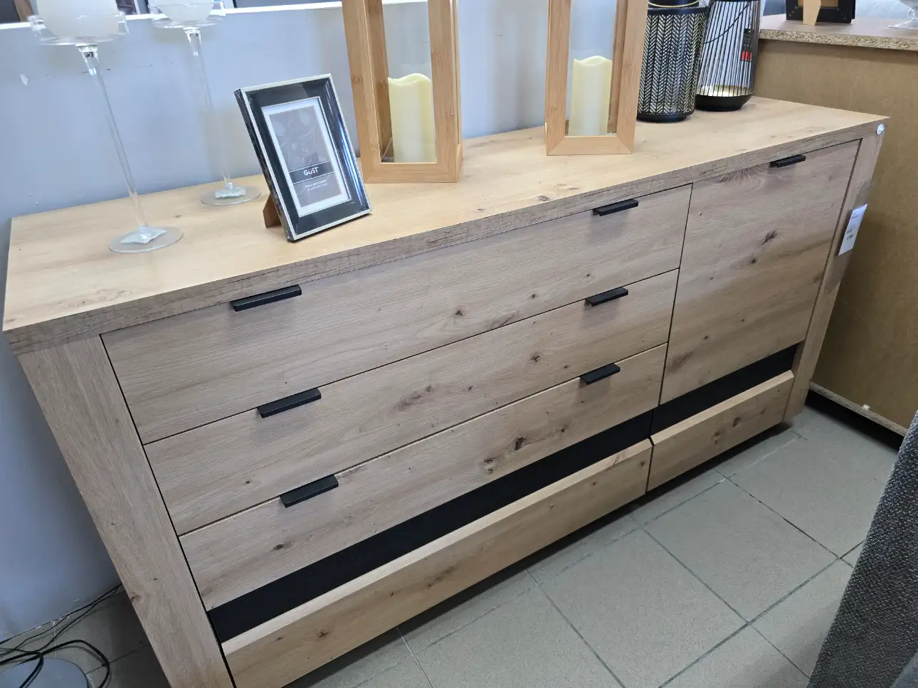 Black Red White Komoda OSTIA 161 cm z drzwiami i 4 szufladami dąb artisan / dąb czarny