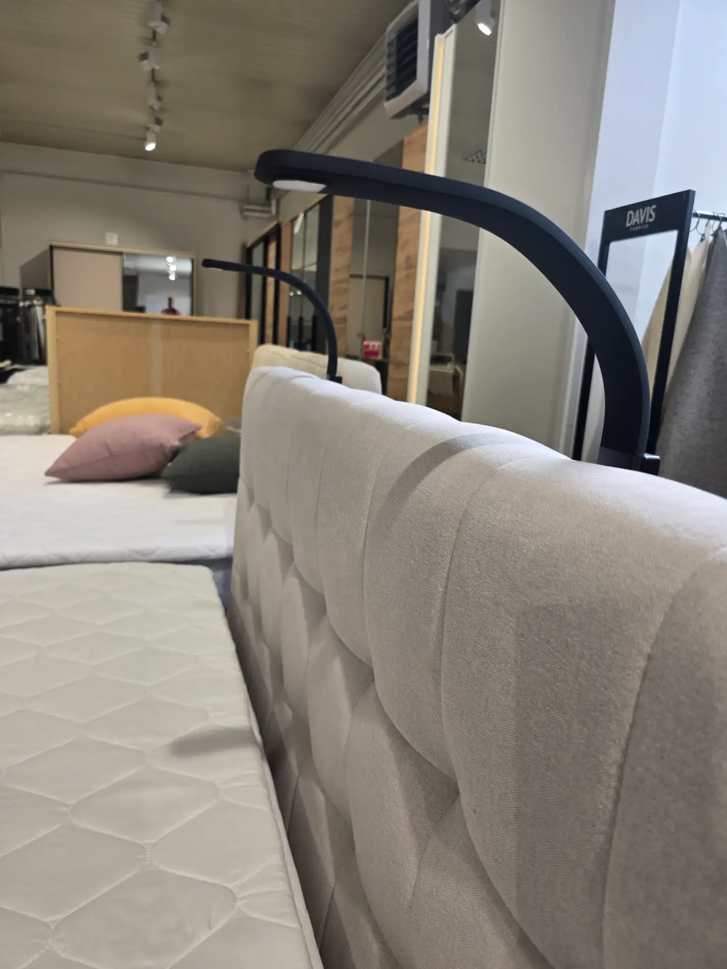 Mars Meble Łóżko kontynentalne MUNA z pojemnikiem 160 x 200 materac pocket  + topper + 2 x lampka